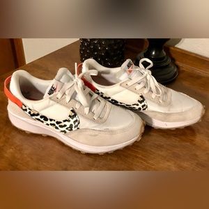 Nike Women's Size 8 Waffle Debut Running Sneakers. Used. A few scuffs